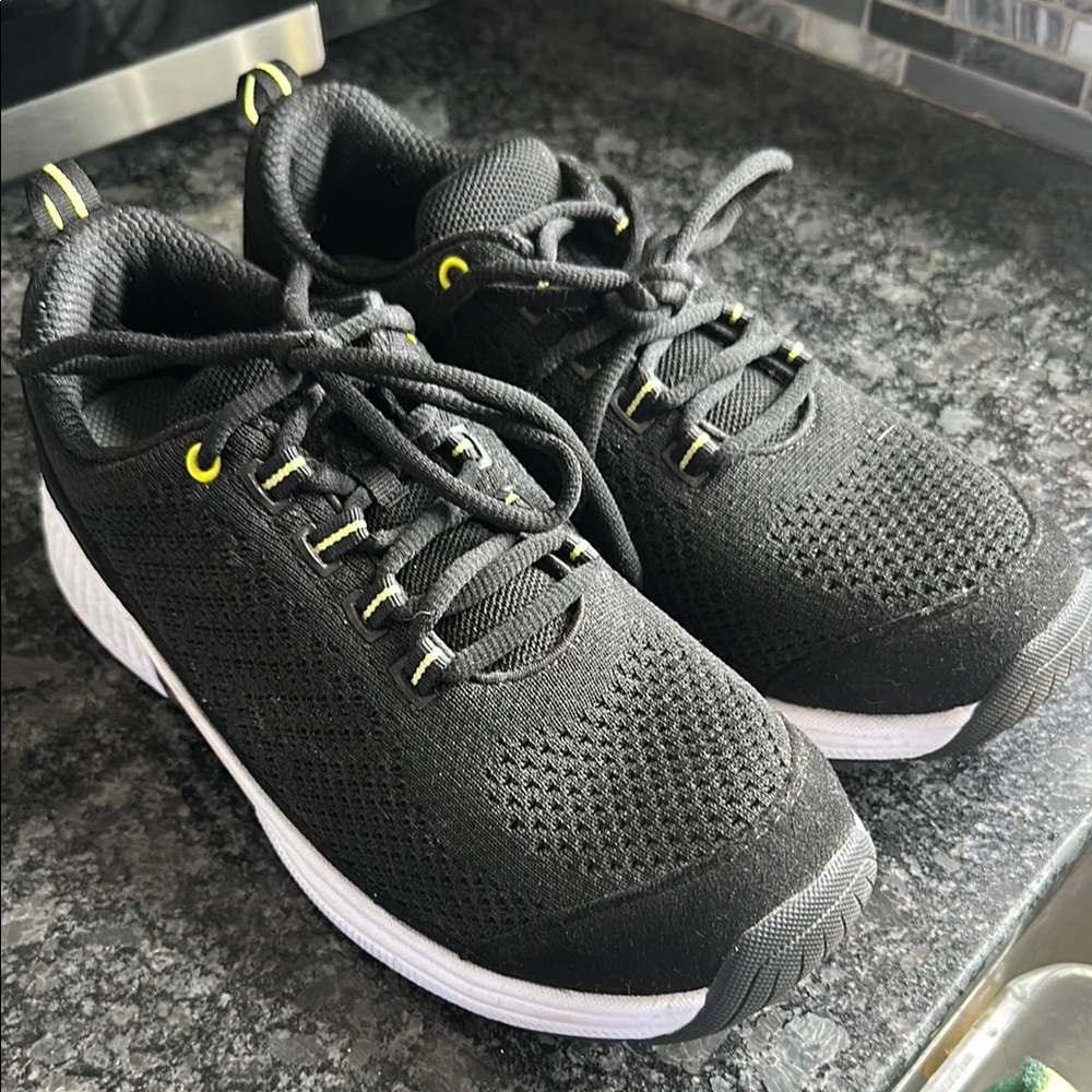 Black Orthofeet “Coral” sneakers- like new